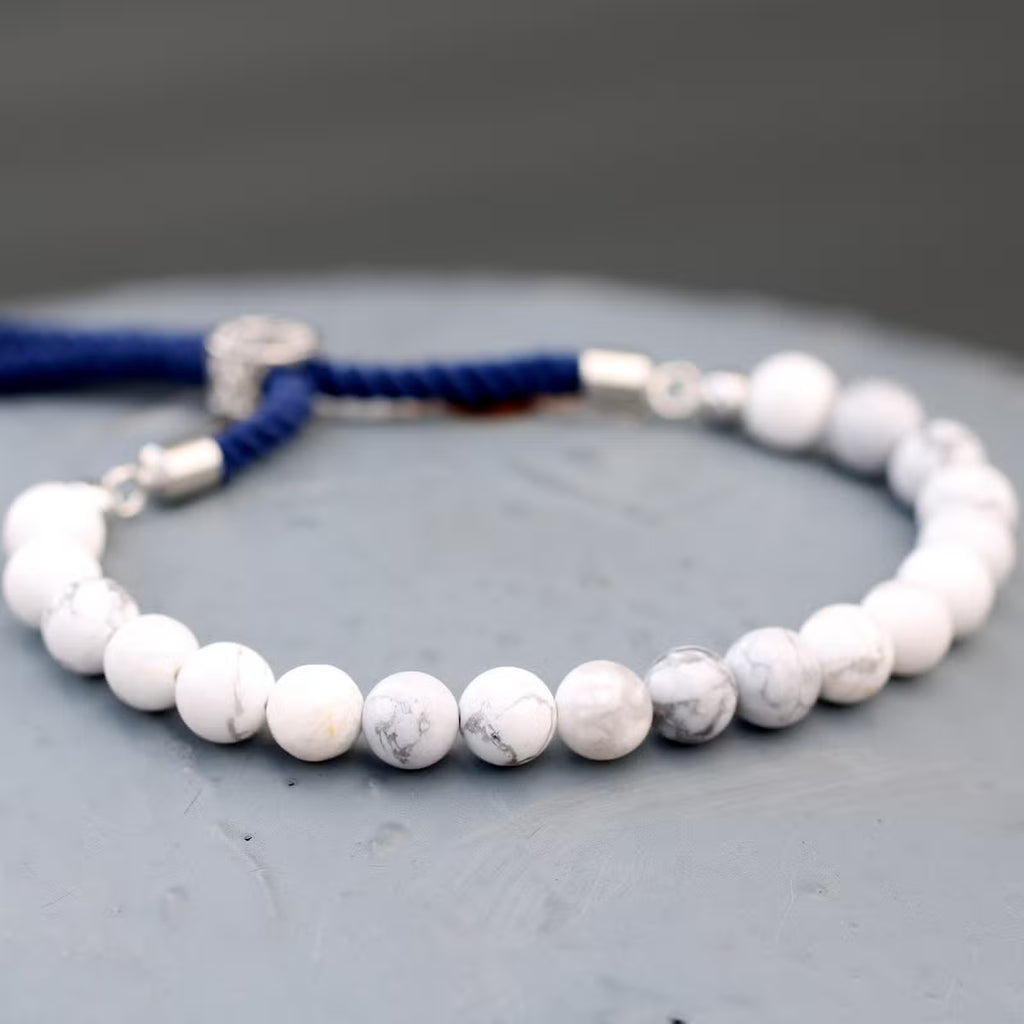 Pulsera de hilo azul marino de Khaulita Blanca