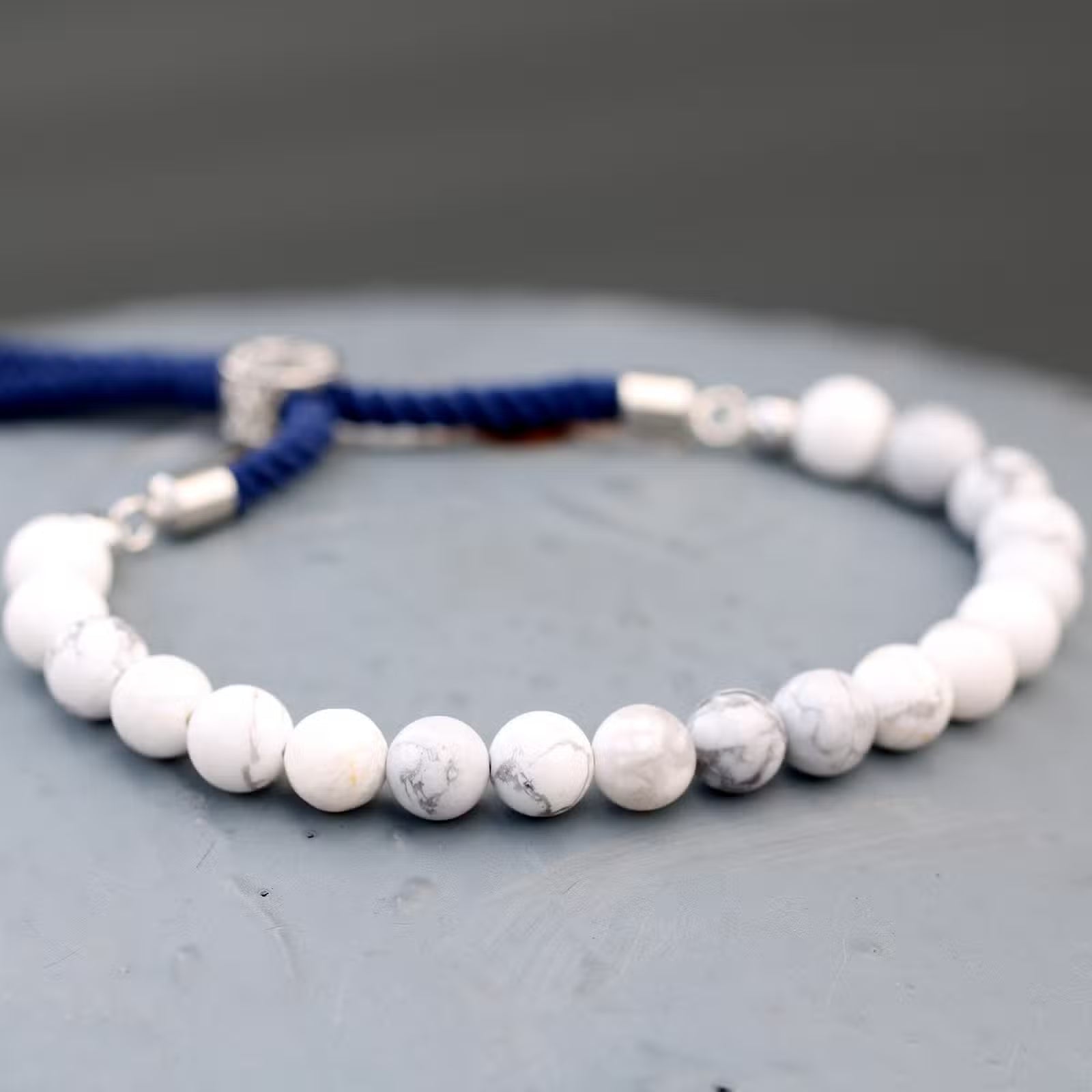 Pulsera de hilo azul marino de Khaulita Blanca