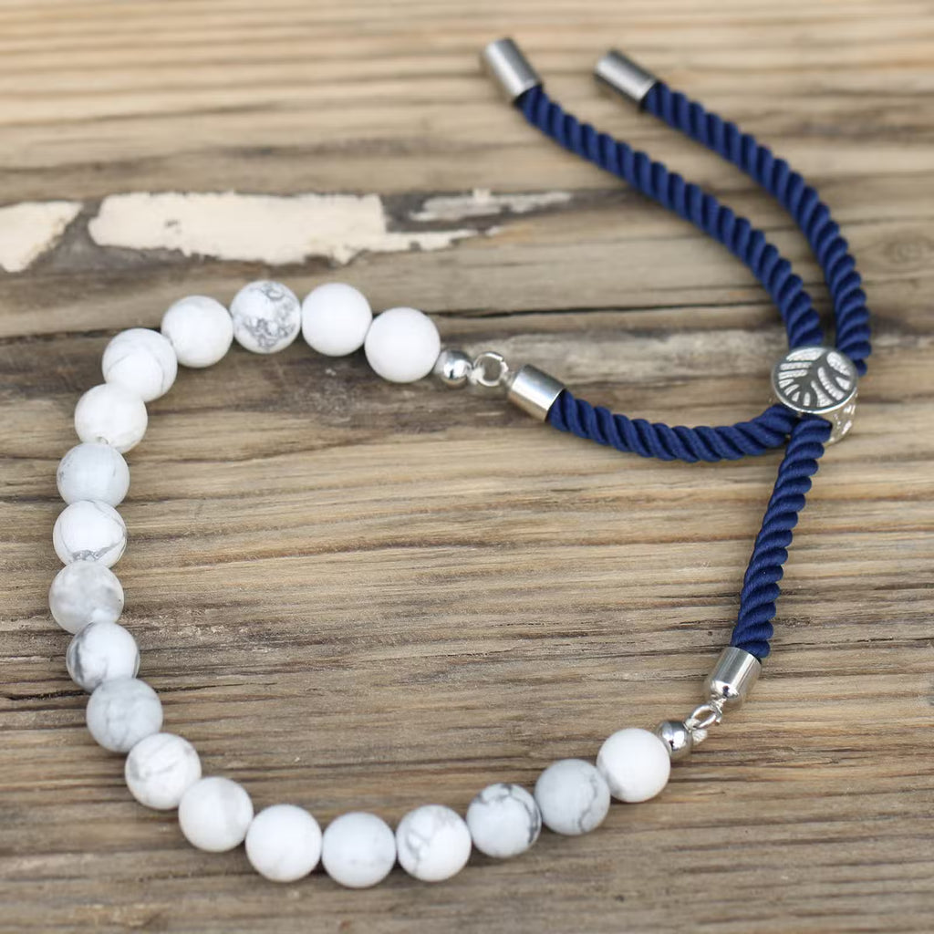 Pulsera de hilo azul marino de Khaulita Blanca