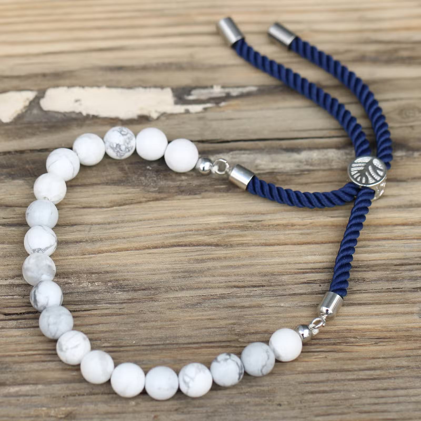 Pulsera de hilo azul marino de Khaulita Blanca