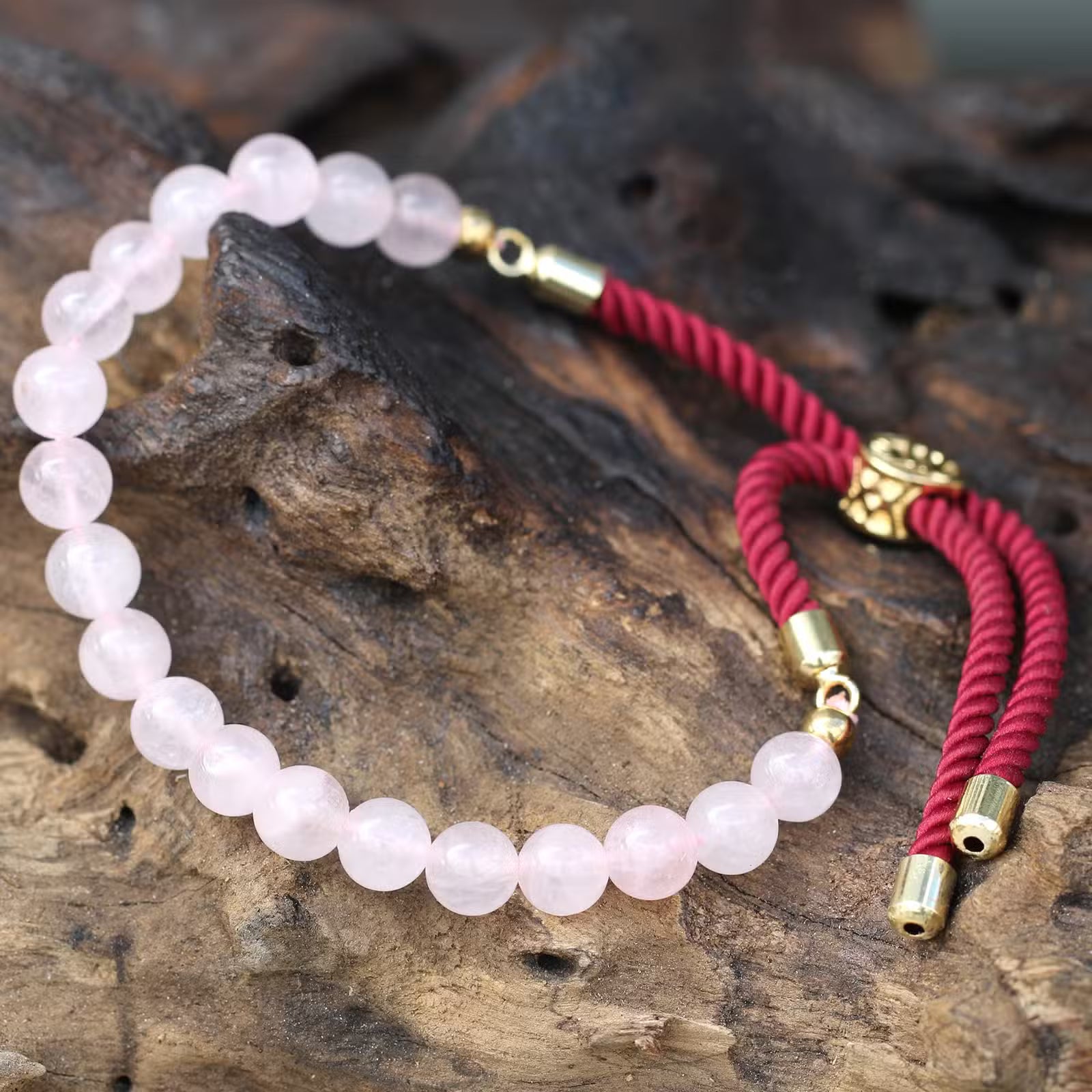 Pulsera de hilo burdeo con Cuarzo Rosa