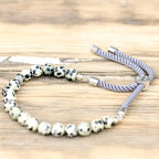 Pulsera de hilo gris con Jáspe Dálmata