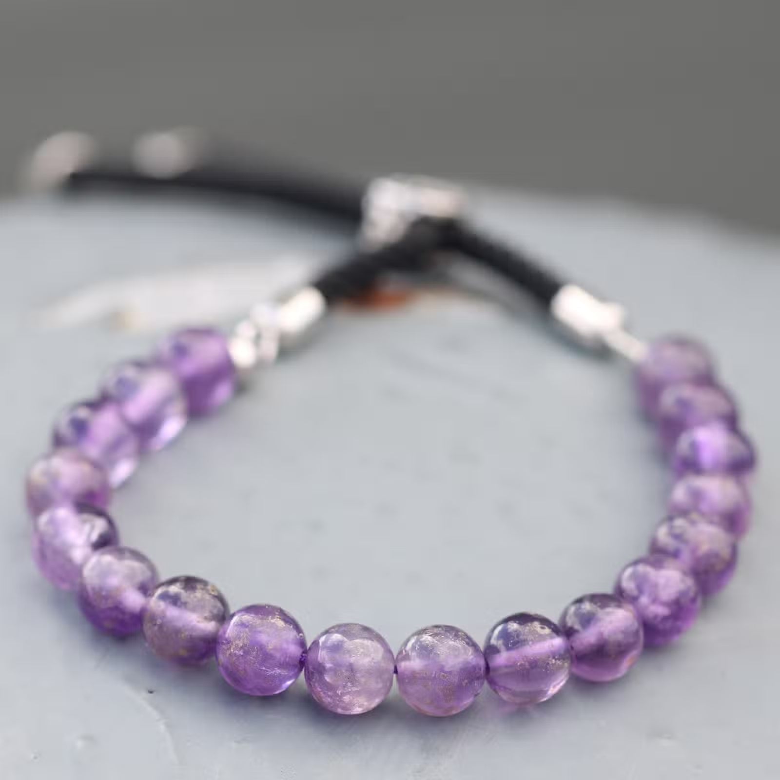 Pulsera de hilo negro de Amatistas