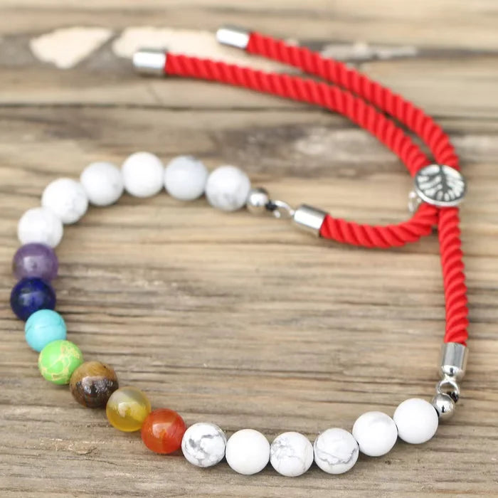 Pulsera de hilo rojo con Khaulita blanca - Chakras