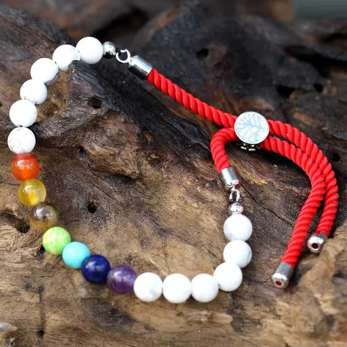 Pulsera de hilo rojo con Khaulita blanca - Chakras